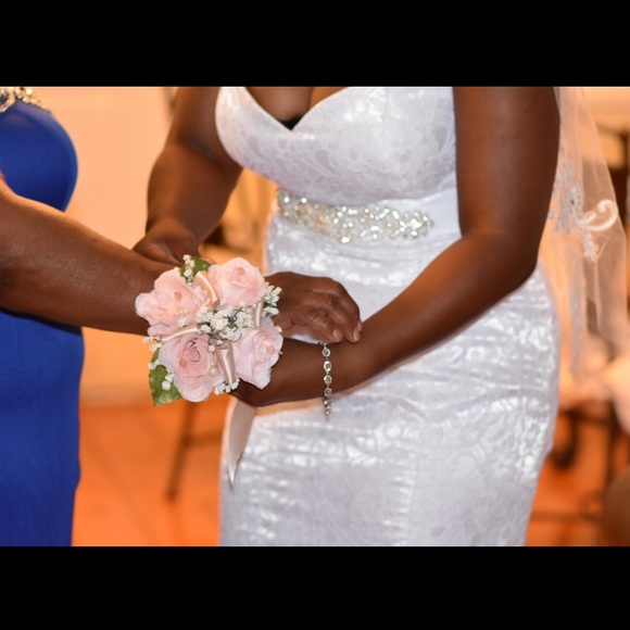 Elegant White Lace Mermaid Wedding Dress - Picture 4 of 8